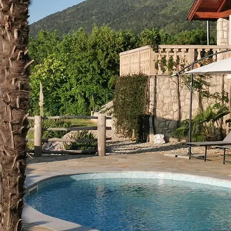 فندق مبيت وإفطار Bora Moscenicka Draga 4*